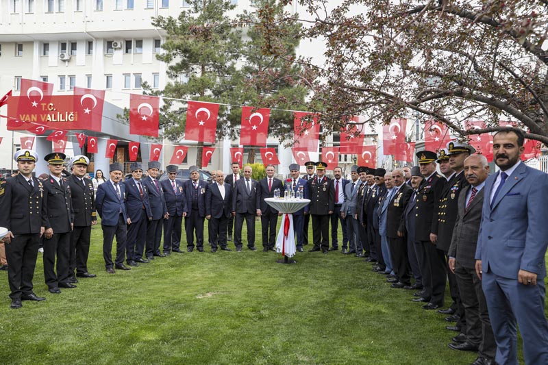 Ramazan Bayramı Dolayısıyla Valilik Bahçesinde Bayramlaşma