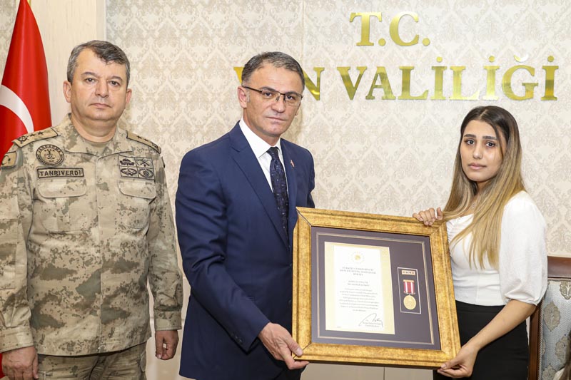 Şehit Eşine Devlet Övünç Madalyası ve Beratı